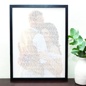 Puede incluir: Una impresi&oacute;n enmarcada en negro de una pareja en silueta, hecha de texto. El texto es un poema sobre el amor y el compromiso. La impresi&oacute;n est&aacute; sobre un fondo blanco y est&aacute; sentada sobre una superficie de madera.