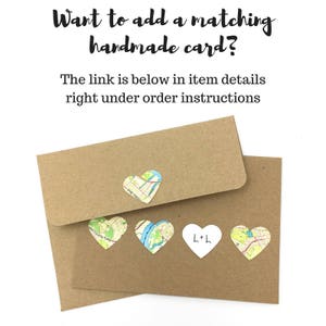 Op de afbeelding: Twee bruine enveloppen met kaart-thema hart stickers. De bovenste envelop heeft &eacute;&eacute;n sticker, de onderste envelop heeft vier stickers. E&eacute;n sticker zegt "L+L". De tekst op de enveloppen luidt: "Wil je een bijpassende handgemaakte kaart toevoegen? De link staat hieronder in de artikeldetails, direct onder de bestelinstructies."