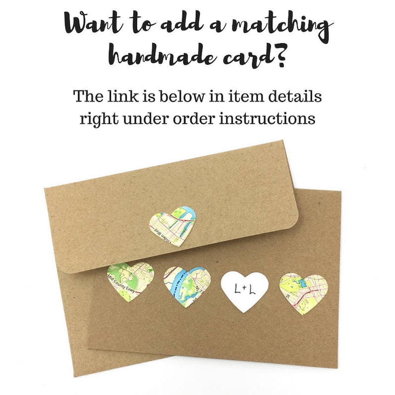 Op de afbeelding: Twee bruine enveloppen met kaart-thema hart stickers. De bovenste envelop heeft &eacute;&eacute;n sticker, de onderste envelop heeft vier stickers. E&eacute;n sticker zegt "L+L". De tekst op de enveloppen luidt: "Wil je een bijpassende handgemaakte kaart toevoegen? De link staat hieronder in de artikeldetails, direct onder de bestelinstructies."