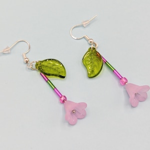 Pink and Green Beaded Flower Drop Earrings, Colorful Funky Floral Botanical Beaded Jewelry, Fairycore Earrings, Spring Jewelry, Gift for Her