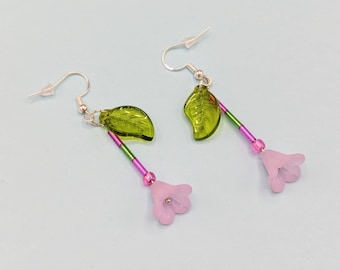 Rosa und grüne Perlen Blumen Tropfen Ohrringe, bunte Funky Blumen botanische Perlen Schmuck, Fairycore Ohrringe, Frühlings Schmuck, Geschenk für sie