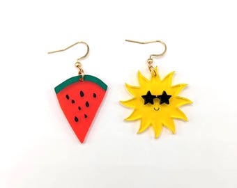Wassermelone und Sonne in der Sonnenbrille asymmetrische Mismatched Tropfen Ohrringe, süße Sommer Ohrringe, Wassermelone Ohrringe, Spaß Sommer Schmuck