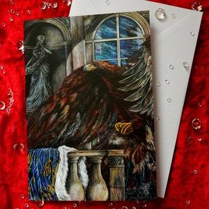 Puede incluir: Tarjeta de felicitación con una ilustración detallada de un águila grande con las alas extendidas. El águila está representada en tonos marrones y dorados, sobre un fondo de arquitectura clásica y un cielo tormentoso. Se incluye un sobre blanco.