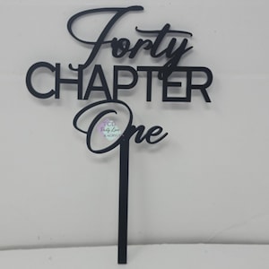 Puede incluir: Adorno para tarta de acrílico negro con las palabras "Forty Chapter One". Las palabras están en un estilo de fuente de escritura y bloque. El adorno tiene un tallo largo y delgado para insertar en un pastel.