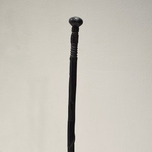Mazza da lancio in legno Rungu della tribù africana Gogo con impugnatura intagliata a forma di serpente e giraffa