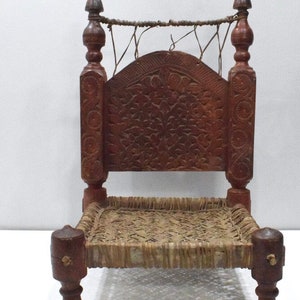 Silla Swat de madera roja pintada de India Valle del Swat oriental