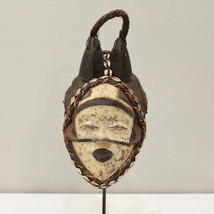 Maschera femminile della tribù africana Punu Gabon