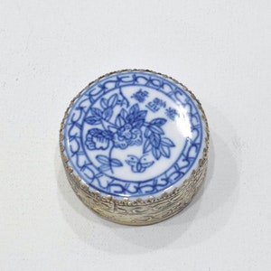 Chinese Porcelain Round Flower Box Inside Mirror