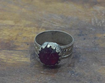 Middle Eastern Silver Red Stone Kuchi Ring Size 9