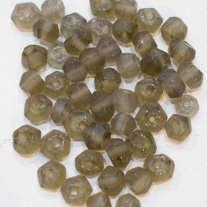 Puede incluir: Un montón de aproximadamente 40 cuentas de vidrio gris oscuro. Las cuentas son facetadas y tienen un agujero en el centro.