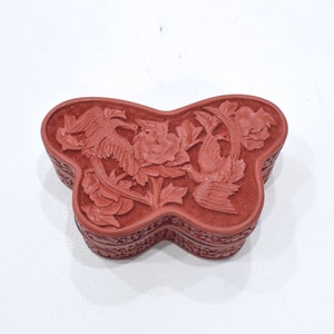Boîte en forme de papillon chinois cinabre en forme d'oiseau image 1