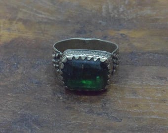 Middle Eastern Silver Green Glass Kuchi Ring Size 8