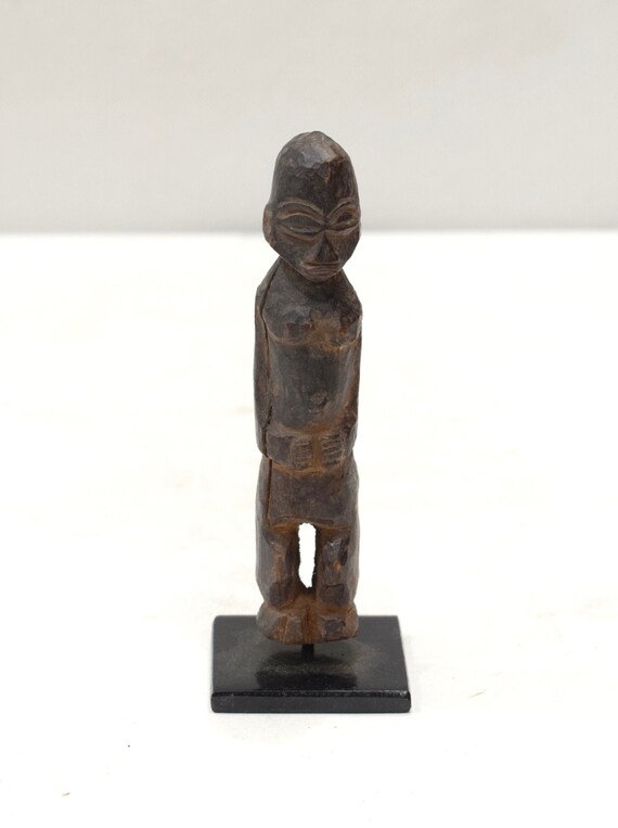 アフリカのロビ族の木造女性フェティッシュ像 ブルキナファソ