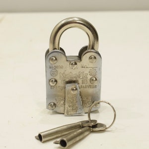 Handgebogen metalen hangslotsleutel India slot en sleutel