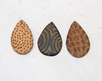 Beads Wood Animal Print Pendants  2 1/4"