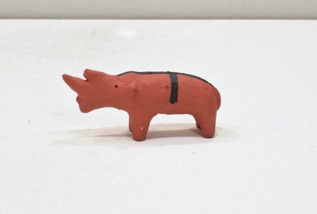 アフリカの赤土サイ像 ケニア サンブル - Etsy 日本
