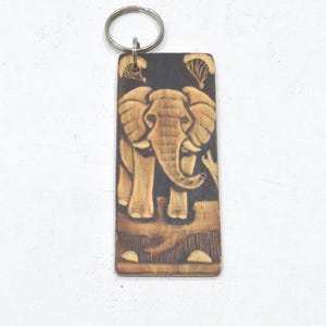 Porte-clés africain en bois sculpté