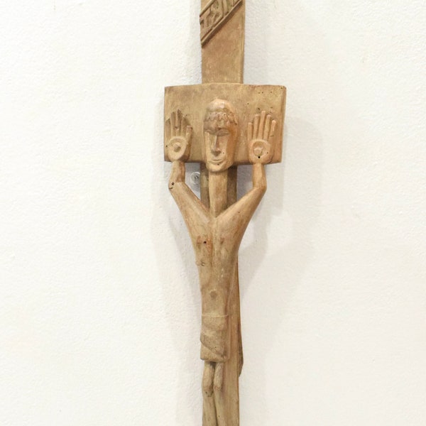 Croix de Jésus crucifié en bois sculpté à la main de Papouasie-Nouvelle-Guinée