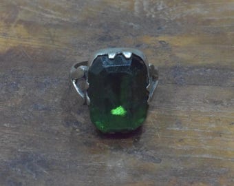 Middle Eastern Silver Green Glass Kuchi Ring Size 8