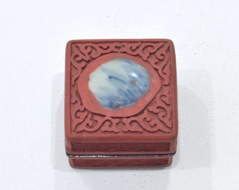 Frammento di porcellana intarsiata con scatola quadrata cinese cinabro