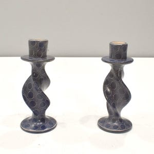 Afrikanischer geschnitzter Speckstein-Kerzenhalter-Set-Abstraktes Design Kenia