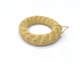 Large Oval Woven Head Ring Stand