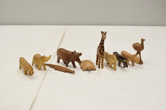 アフリカの彫刻とペイントが施された木製の動物（ケニア） - Etsy 日本