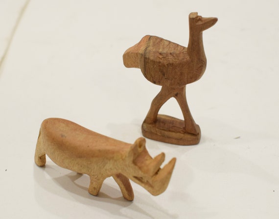 アフリカの彫刻とペイントが施された木製の動物（ケニア