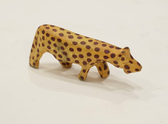 アフリカの彫刻とペイントが施された木製の動物（ケニア