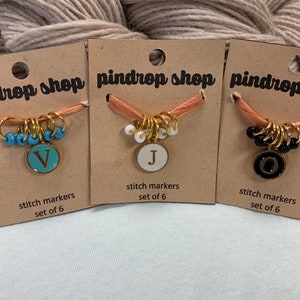 Marcadores de punto con iniciales en esmalte dorado: accesorio de tejido hecho a mano, regalo personalizado: seleccione su inicial
