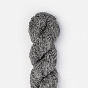 Puede incluir: Un ovillo de lana de color gris oscuro.