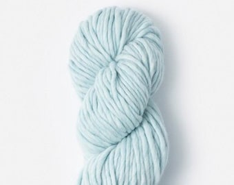 Woolstok North in thermische lente - Blue Sky-vezels - fijne hooglandwol - enkellaags supervolumineus garen