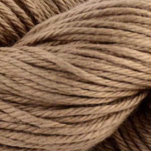 Peut inclure: Gros plan sur une pelote de fil de coton marron. Le fil est doux et texturé, avec une couleur naturelle et terreuse.