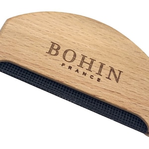 Op de afbeelding: Een houten stofraser met een zwart gaas oppervlak. De stofraser is gemarkeerd met "BOHIN FRANCE".