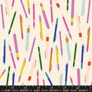 Può includere: Un tessuto color crema con un motivo ripetuto di penne colorate. Le penne sono in tonalità di rosa, blu, verde, giallo e arancione. Le penne sono di varie dimensioni e orientamenti, creando un design giocoso e dinamico.