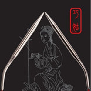 Puede incluir: Agujas de tejer circulares rojas de acero inoxidable. Las agujas están empaquetadas en una tarjeta negra con el nombre de la marca "ChiaoGoo" y el texto "Premium Stainless Steel". La tarjeta también presenta una ilustración china tradicional y el texto "Knit Red."