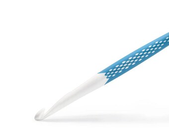 Size M/13 9.00 mm Ergonomic Crochet Hook by Prym
