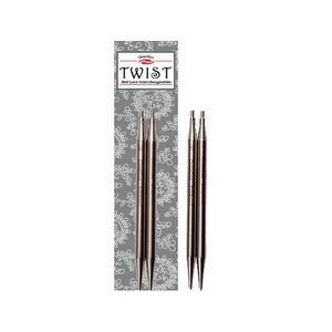 Peut inclure: Un ensemble de trois aiguilles à tricoter interchangeables de couleur argentée. Les aiguilles sont emballées dans une pochette en plastique transparente avec un fond à motifs blancs et gris. L'emballage porte l'inscription "Twist Red Lace Interchangeable".
