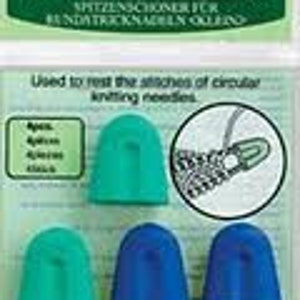 Puede incluir: Tres juegos de protectores de agujas de plástico en verde, azul y azul oscuro. Los protectores están diseñados para proteger las puntas de las agujas de tejer circulares. El embalaje incluye el texto "Point Protector for Circular Knitting Needles Small" y "Clover Art No 3004".
