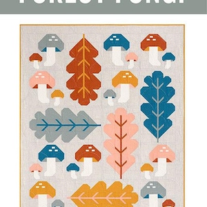 Op de afbeelding: Een quiltpatroon met een bos scène met paddenstoelen en bladeren in tinten blauw, rood, oranje, geel en roze. Het patroon is getiteld "Forest Fungi" en wordt beschreven als een traditioneel gepatcht quiltpatroon voor de gevorderde naaister en hoger.