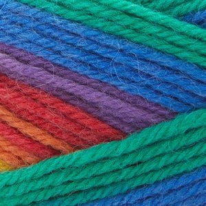 Może przedstawiać: Zbliżenie na żywą motkę przędzy w kolorach tęczy. Przędza jest gruba i teksturowana, z pasmami żółtego, pomarańczowego, czerwonego, fioletowego, niebieskiego i zielonego. Idealna do projektów dziewiarskich i szydełkowych.