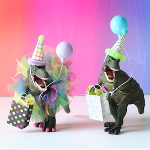 Mini Verjaardagsdecor Mini Cadeauzakjes Miniballonnen Tafeldecoratie Dino Beeldje Taarttopper dinosaurussen honden katten klein poppenhuisfeestje