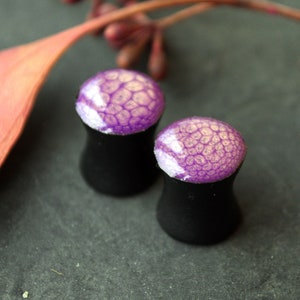 Bouchons d&#39;oreilles galaxie violets, calibres en bois ou en argile, 4, 5, 6, 8, 10, 12, 14, 16, 18, 20, 22, 24, 25, 28-40 mm; 6 g, 4 g, 2 g, 0 g, 00 g; 1/4, 5/16,3/8,1/2, 9/16,5/8,3/4,7/8 po