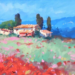 Puede incluir: Pintura al &oacute;leo de un paisaje rural con una casa y &aacute;rboles altos. La casa tiene un tejado de tejas rojas y paredes blancas. Un campo de flores rojas y rosas est&aacute; en primer plano, con un cielo azul en el fondo.