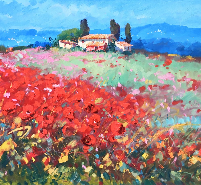 Puede incluir: Pintura al &oacute;leo de un paisaje con un campo de amapolas rojas. Un edificio blanco con tejado de terracota se alza sobre una colina, con monta&ntilde;as azules al fondo. El cielo es de un azul brillante.