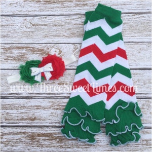 Puede incluir: Calentadores de piernas de chevron verde, rojo y blanco con borde de volantes. Se incluye una diadema blanca con una flor verde y roja.