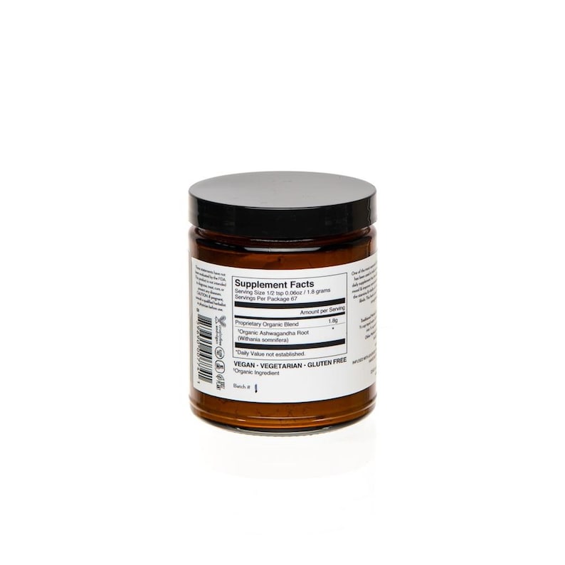 Puede incluir: Un frasco de vidrio marr&oacute;n con tapa negra que contiene un polvo de suplemento. La etiqueta dice "Supplement Facts" y enumera los ingredientes como "Proprietary Organic Blend" y "Organic Ashwagandha Root (Withania somnifera)". La etiqueta tambi&eacute;n dice "Vegan - Vegetarian - Gluten Free".