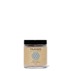 以下が含まれることがあります： 黒い蓋が付いた透明なガラス瓶で、「PAAVANI AYURVEDA」と「NETI SALT aromatic nasal rinse 119g」とラベル表示されています。ラベルには幾何学模様があります。瓶にはピンクがかった粉末が入っています。