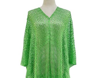 Op de afbeelding: Een groene gehaakte poncho met franjes aan de onderkant. De poncho is gemaakt van een lichtgewicht, opengeweven stof.