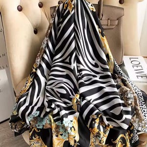 Schwarz Weiß Zebra Print Schal Schal Personalisiert von Kuati Mayfair